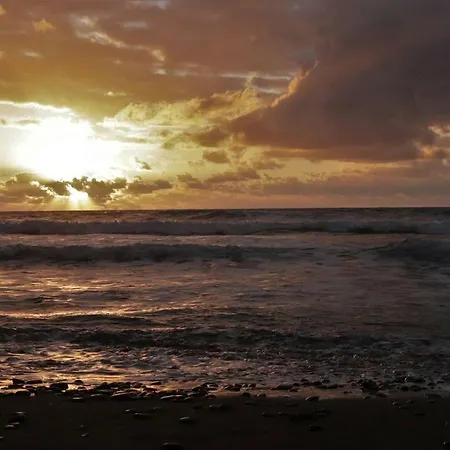 Oasis Atlantico: Rincon Secreto Al Pie De Senderos Azano